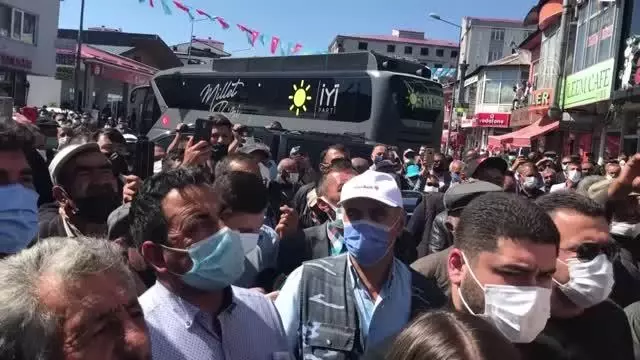 Akşener, Göle ilçesinde esnafı ziyaret etti