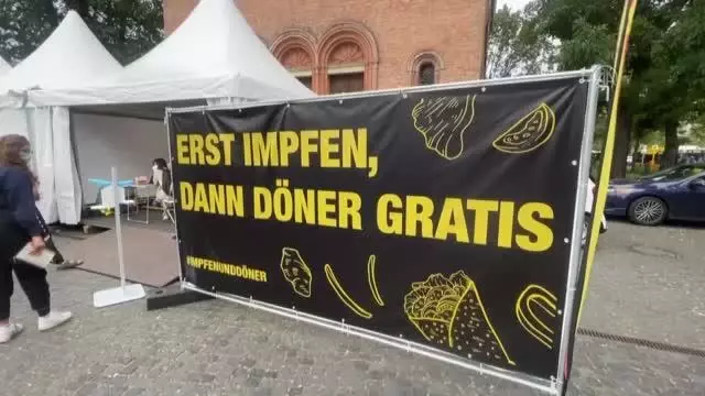 Almanya'da Türk iş adamı Kovid-19 aşısı olanlara bedava döner dağıttı