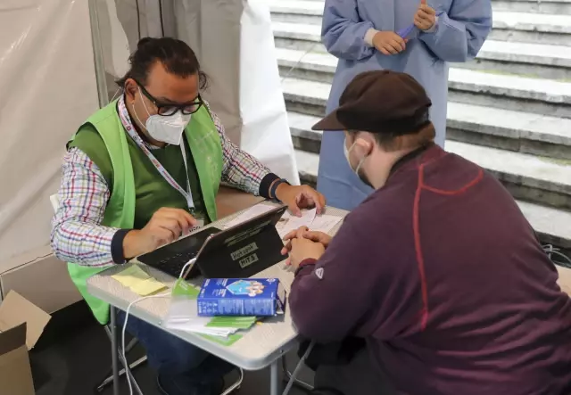 Almanya'da Türk iş adamı Kovid-19 aşısı olanlara bedava döner dağıttı