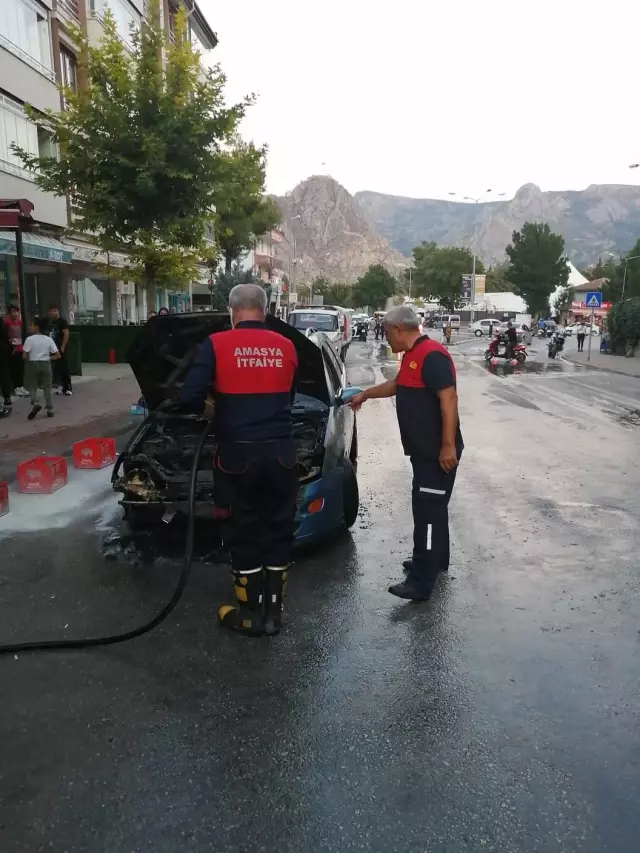 Amasya'da park halindeki araç yandı
