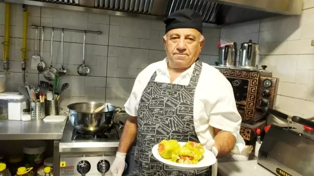Amerika'dan tatile geldi, kafeterya açan Özcan çiftine rehber oldu