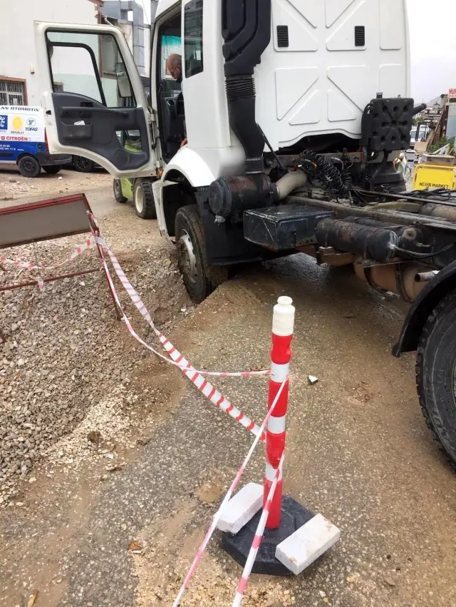 Ankara'da tır demir bariyerlere çarptı: 1 yaralı