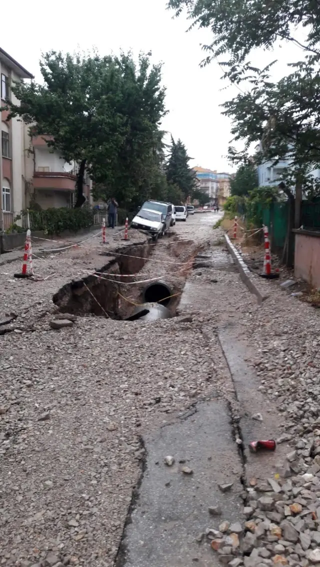 Ankara'da tır demir bariyerlere çarptı: 1 yaralı