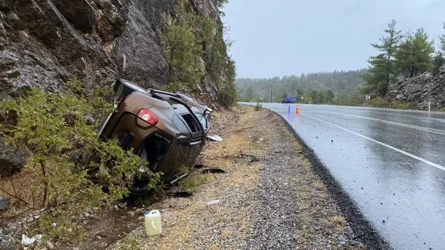 Otomobilin şarampole devrilmesi sonucu 3 kişi yaralandı
