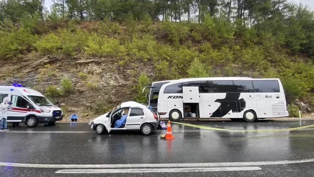 Son dakika haberleri! Antalya'da yolcu otobüsüyle otomobil çarpıştı: 2 kişi öldü, 2 çocuk yaralandı
