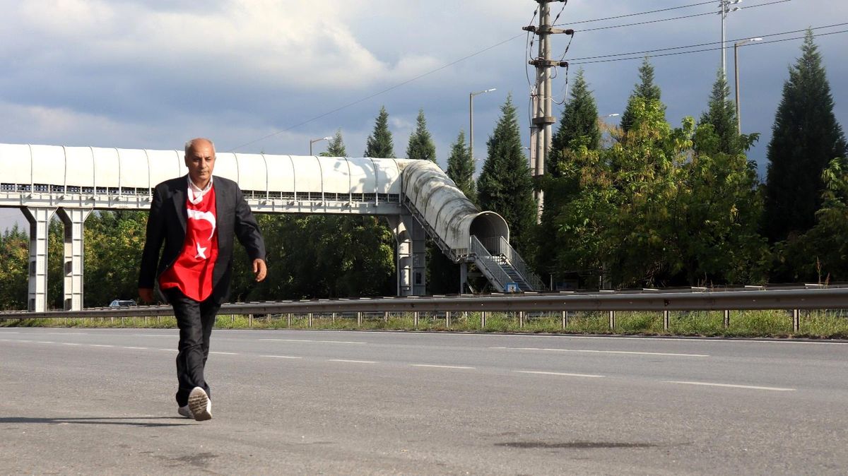 Aşıyı da PCR testini de reddeden adam, evine gidebilmek için 7 gündür yürüyor
