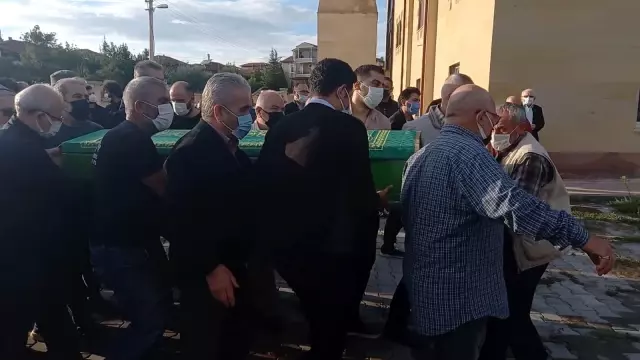 Aşı yaptırmayan sağlık memuru virüse yenik düştü