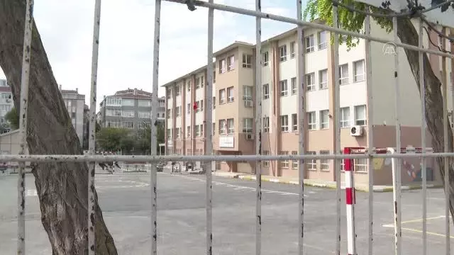 Avcılar'da veliler ve öğrenciler depremden etkilenen okullarının 2 yıldır yenilenmemesini protesto etti