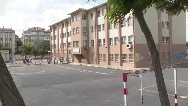 Avcılar'da veliler ve öğrenciler depremden etkilenen okullarının 2 yıldır yenilenmemesini protesto etti