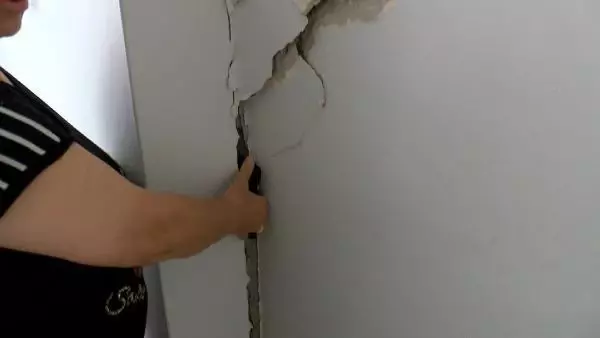 BAHÇELİEVLER'DE YIKILAN BİNANIN ZARAR VERDİĞİ YAN BİNA SAKİNLERİ: HAYATIMIZ TEHLİKEDE