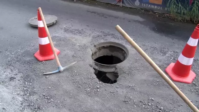 Bahçelievler'de yol çöktü vatandaşlar yürüyerek işe gitmek zorunda kaldı