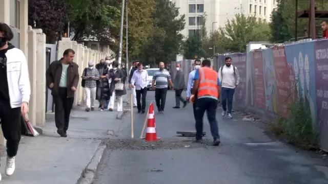 Bahçelievler'de yol çöktü vatandaşlar yürüyerek işe gitmek zorunda kaldı