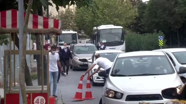 Bahçelievler'de yol çöktü vatandaşlar yürüyerek işe gitmek zorunda kaldı