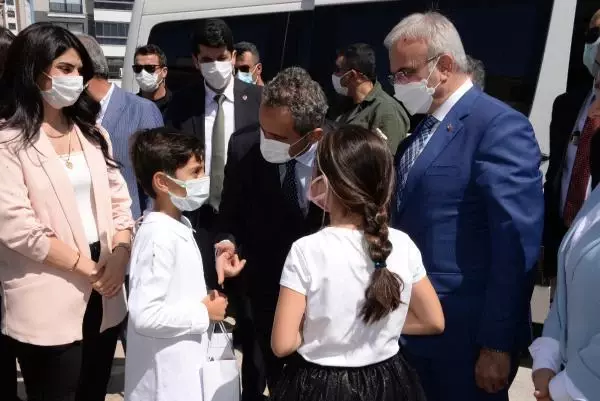 Bakan Özer: Diyarbakır'da 21 sınıfta vaka veya temaslı nedeniyle eğitime ara verildi (3)