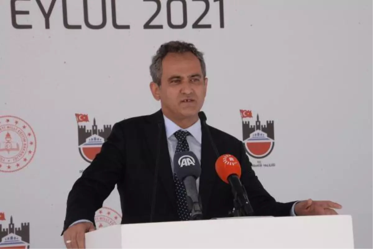 Bakan Özer: Diyarbakır'da 21 sınıfta vaka veya temaslı nedeniyle eğitime ara verildi (3)