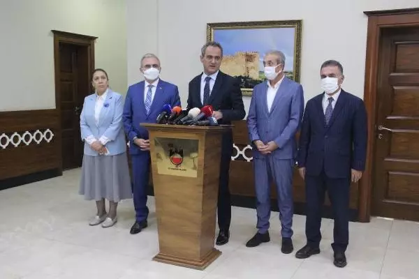 Bakan Özer: Diyarbakır'da 21 sınıfta vaka veya temaslı nedeniyle eğitime ara verildi (2)