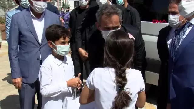 BAKAN ÖZER: DİYARBAKIR'DA 21 SINIFTA VAKA VEYA TEMASLI NEDENİYLE EĞİTİME ARA VERİLDİ