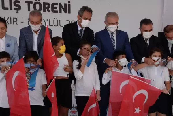 Bakan Özer: Diyarbakır'da 21 sınıfta vaka veya temaslı nedeniyle eğitime ara verildi (3)