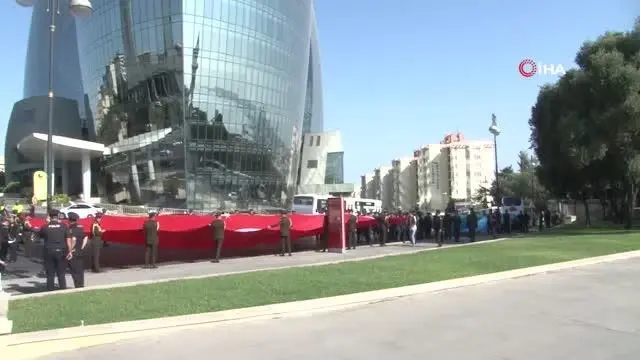 Bakü'nün kurtuluşunun 103. yıl dönümünde Azerbaycan ve Türk bayraklı geçit töreni