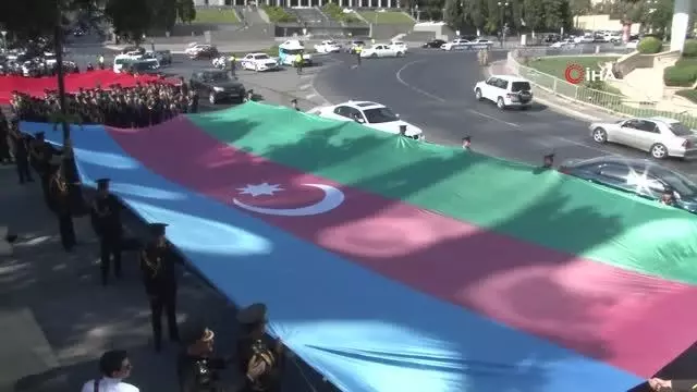 Bakü'nün kurtuluşunun 103. yıl dönümünde Azerbaycan ve Türk bayraklı geçit töreni