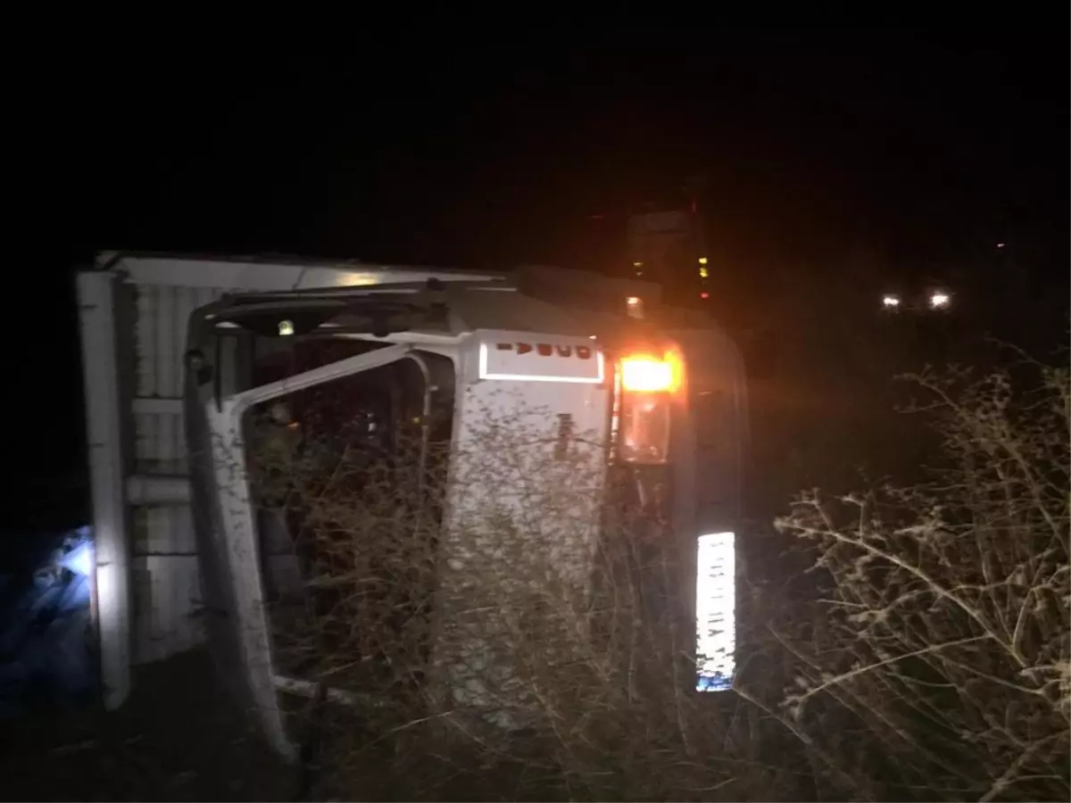 Balıkesir'de devrilen kamyondaki 2 kişi yaralandı