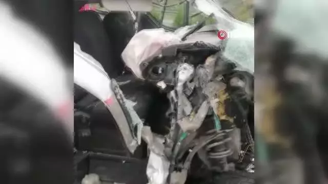 Bariyerle tır arasına sıkışan araç hurdaya döndü, sürücü kazadan burnu bile kanamadan kurtuldu