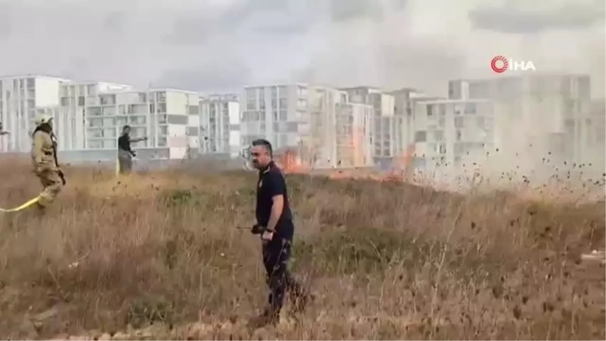 Başakşehir'de çayırlık alanda yangın, sitelere ulaşmadan söndürüldü