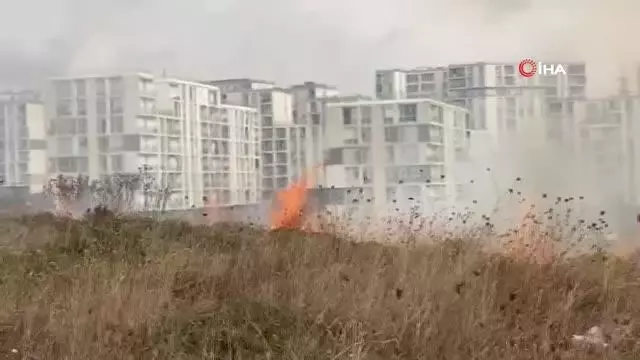 Başakşehir'de çayırlık alanda yangın, sitelere ulaşmadan söndürüldü