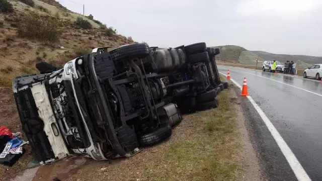 Başkentte tır devrildi: 1 ölü