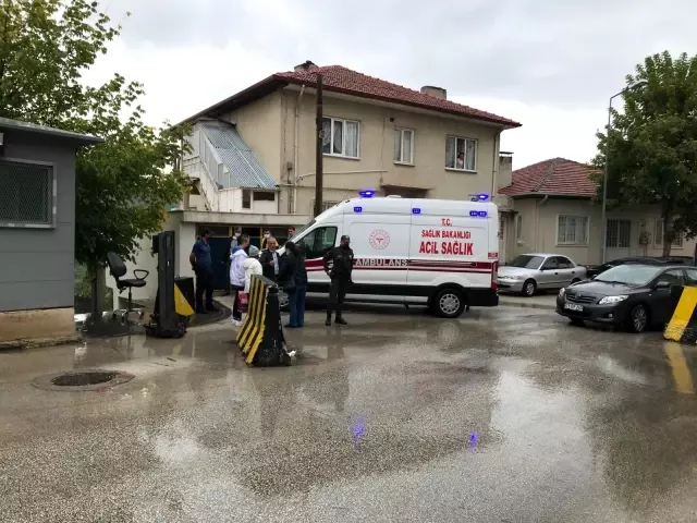 Beton barikatla otomobil arasında kalan yaya yaralandı
