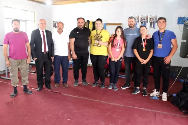 Bıçak ustaları bileği bükülemeyen sporcular yetiştiriyor