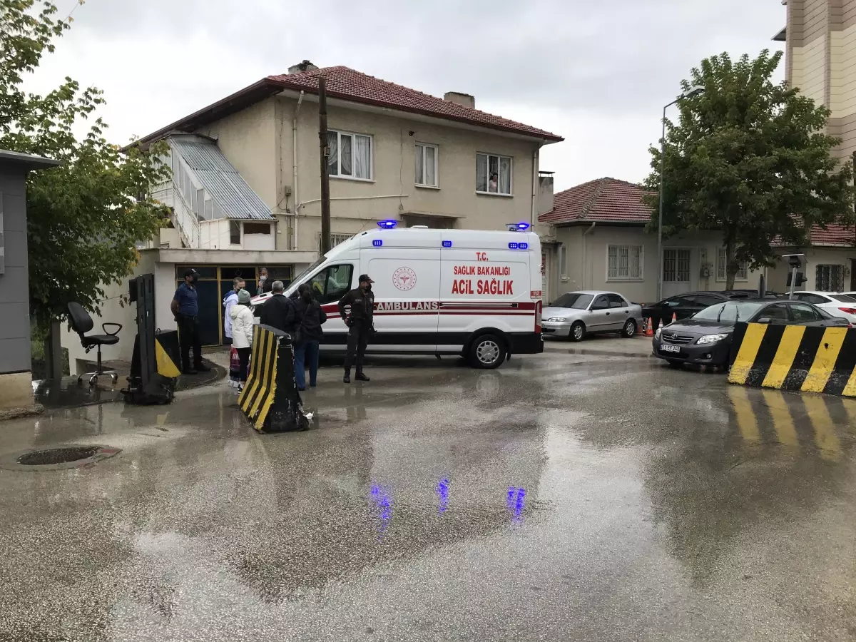 Bilecik'te güvenlik bariyeri ile otomobil arasında sıkışan kişi yaralandı