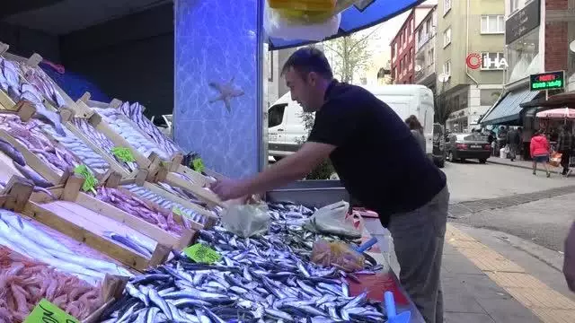 Bilecik'te sezonun ilk balıkları tezgahları süsledi
