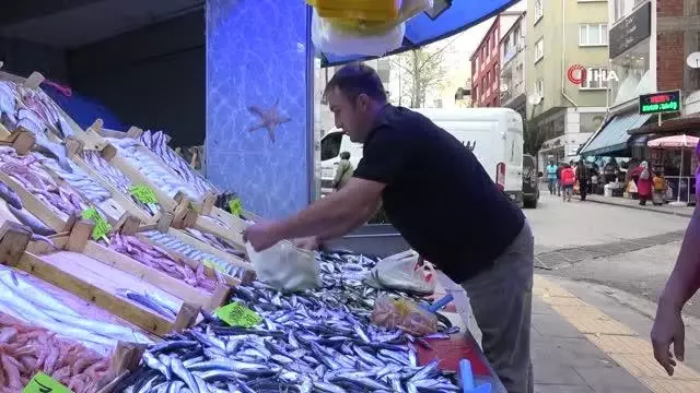 Bilecik'te sezonun ilk balıkları tezgahları süsledi