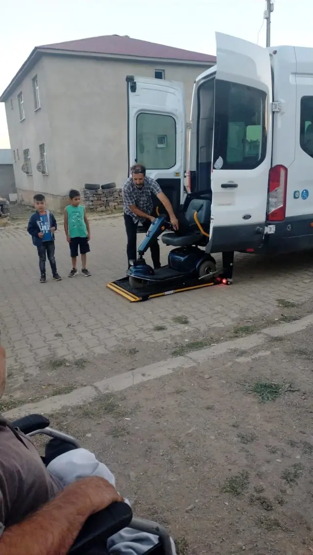 Bingöl'de engelli gence 3 tekerlekli elektrikli scooter hediye edildi