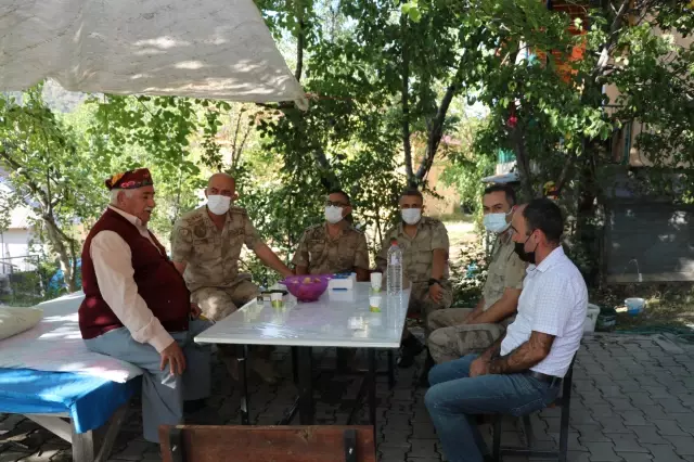 Bingöl'de jandarma personeli, ahırı yanan şehit babasını ziyaret etti