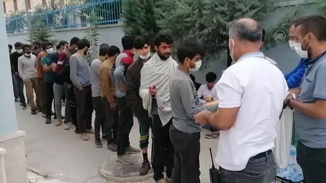 Bir tırda 69 düzensiz göçmen yakalandı