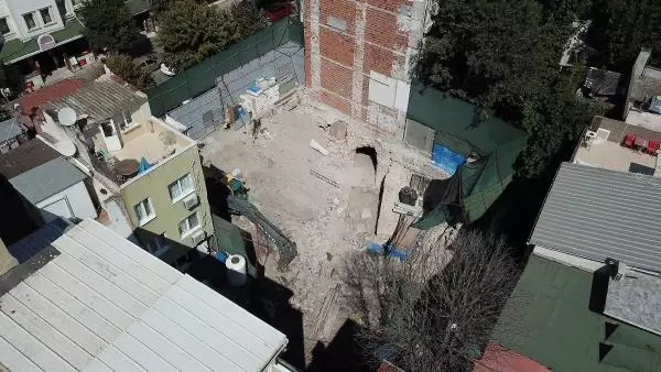 BİZANS SARAY KALINTILARININ BULUNDUĞU ALANDA İŞ MAKİNESİ TARTIŞMASI