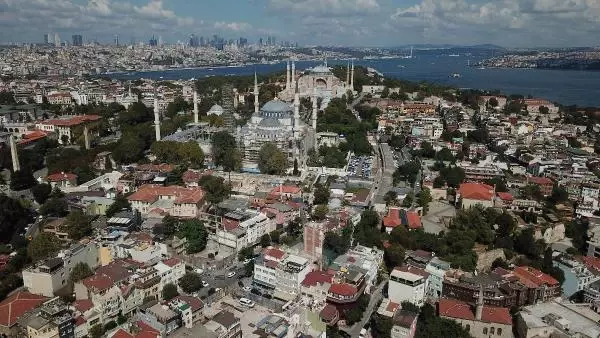 BİZANS SARAY KALINTILARININ BULUNDUĞU ALANDA İŞ MAKİNESİ TARTIŞMASI