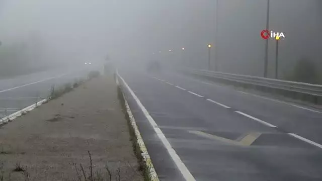 Bolu Dağı'nda yoğun sis görüş mesafesini 20 metreye düşürdü