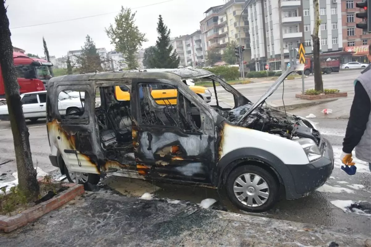 Boyabat ilçesinde bir otomobil yangın sonucu zarar gördü