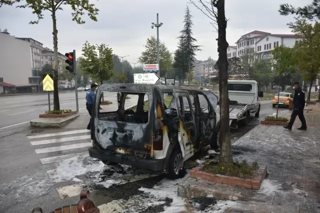 Boyabat ilçesinde bir otomobil yangın sonucu zarar gördü