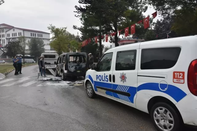 Boyabat ilçesinde bir otomobil yangın sonucu zarar gördü