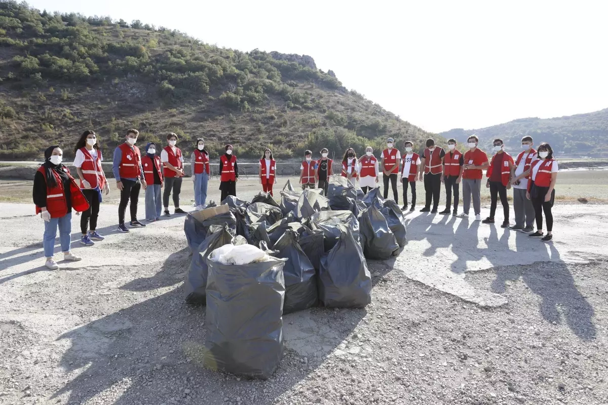 Bursa'da Genç Kızılay üyeleri baraj çevresine atılan çöpleri topladı