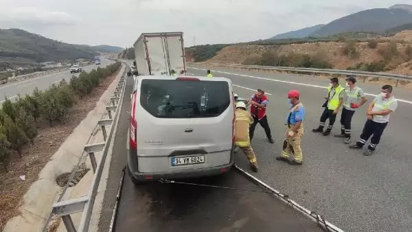 Bursa'da minibüs, kamyona çarptı; araçta sıkışan sürücü yaralandı