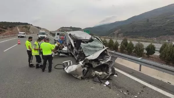 Bursa'da minibüs, kamyona çarptı; araçta sıkışan sürücü yaralandı