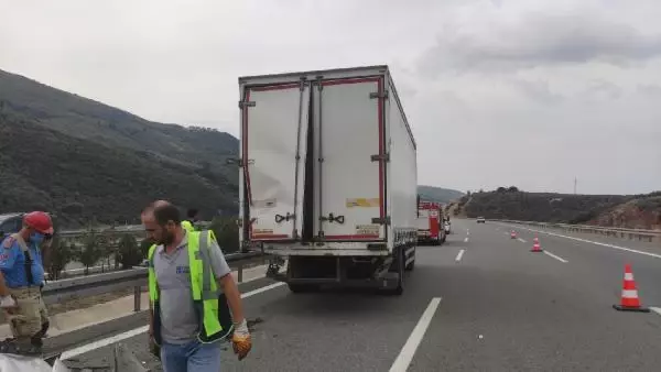 Bursa'da minibüs, kamyona çarptı; araçta sıkışan sürücü yaralandı