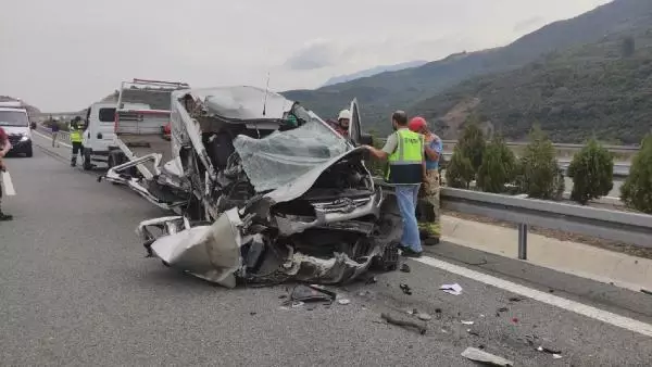 Bursa'da minibüs, kamyona çarptı; araçta sıkışan sürücü yaralandı