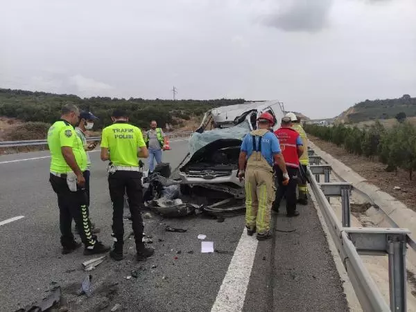 Bursa'da minibüs, kamyona çarptı; araçta sıkışan sürücü yaralandı