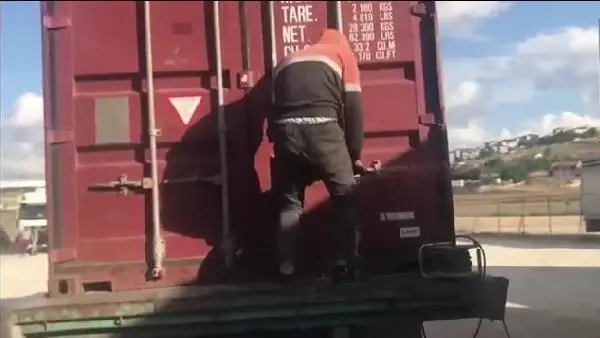 BÜYÜKÇEMECE'DE 7 MİLYON DEĞERİNDE KAÇAK TÜTÜN, CİNSEL İÇERİKLİ JEL VE PARFÜM YAKALANDI